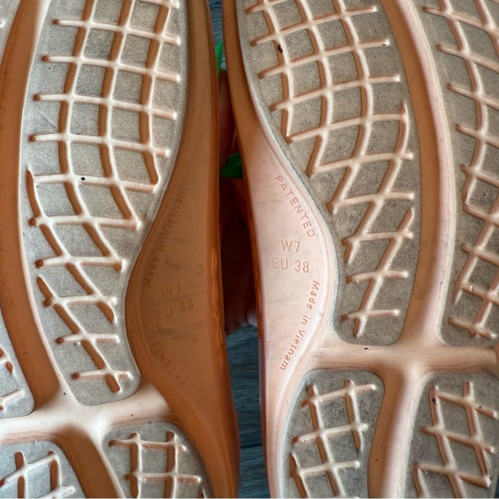 Orange oofos flip flops - Picture 2 of 4